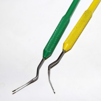 Stainless steel grafting tool for queen larvae - right